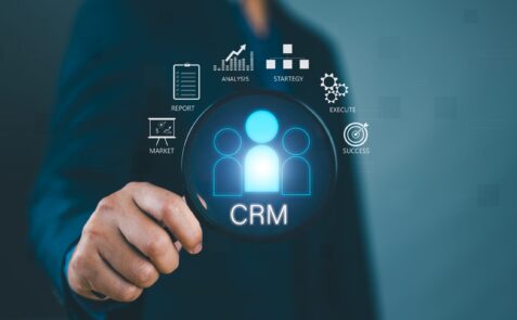 Visualisatie van een CRM-systeem die het verschil laat zien tussen een ERP-CRM en HubSpot als groeiplatform voor B2B-sales