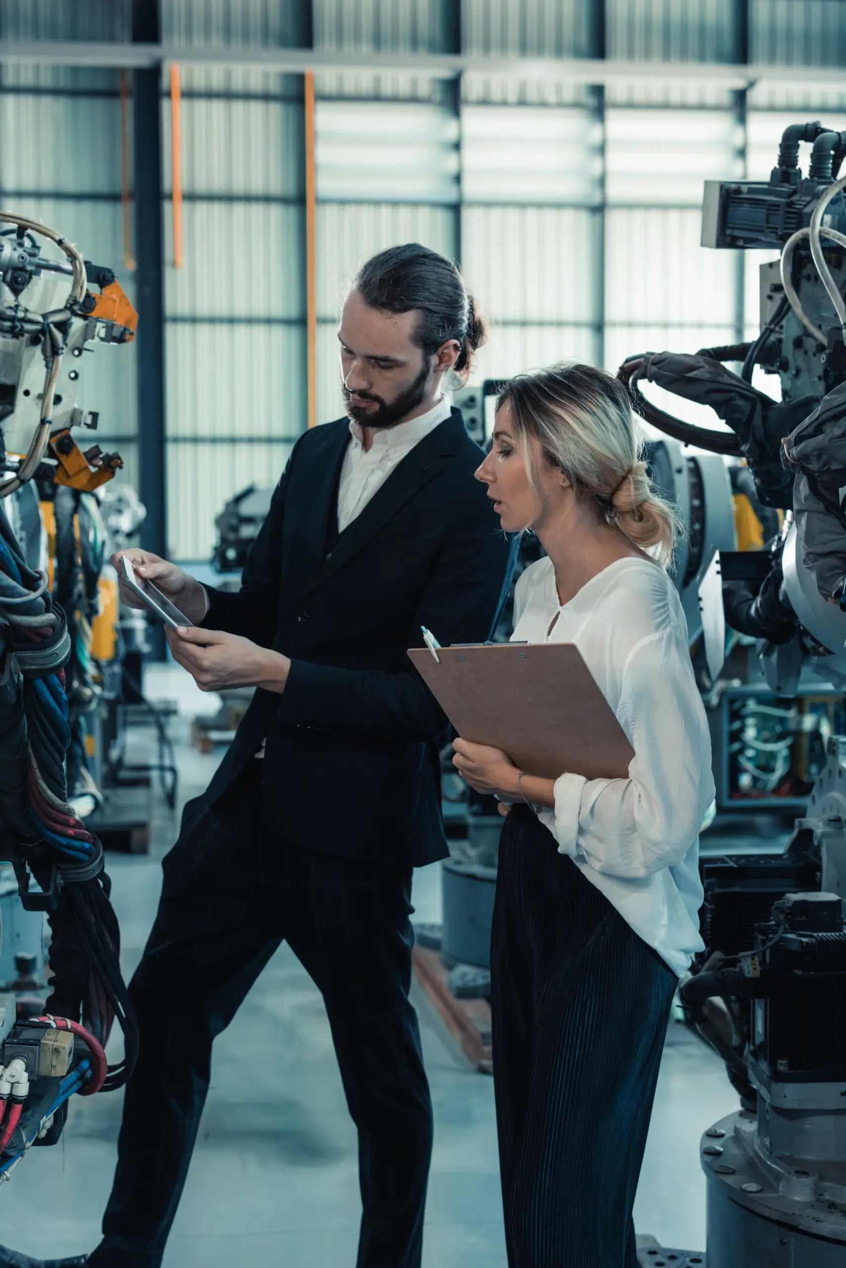 Technical sales professional in een fabriek in gesprek met een klant over technische oplossingen en commerciële groei in B2B