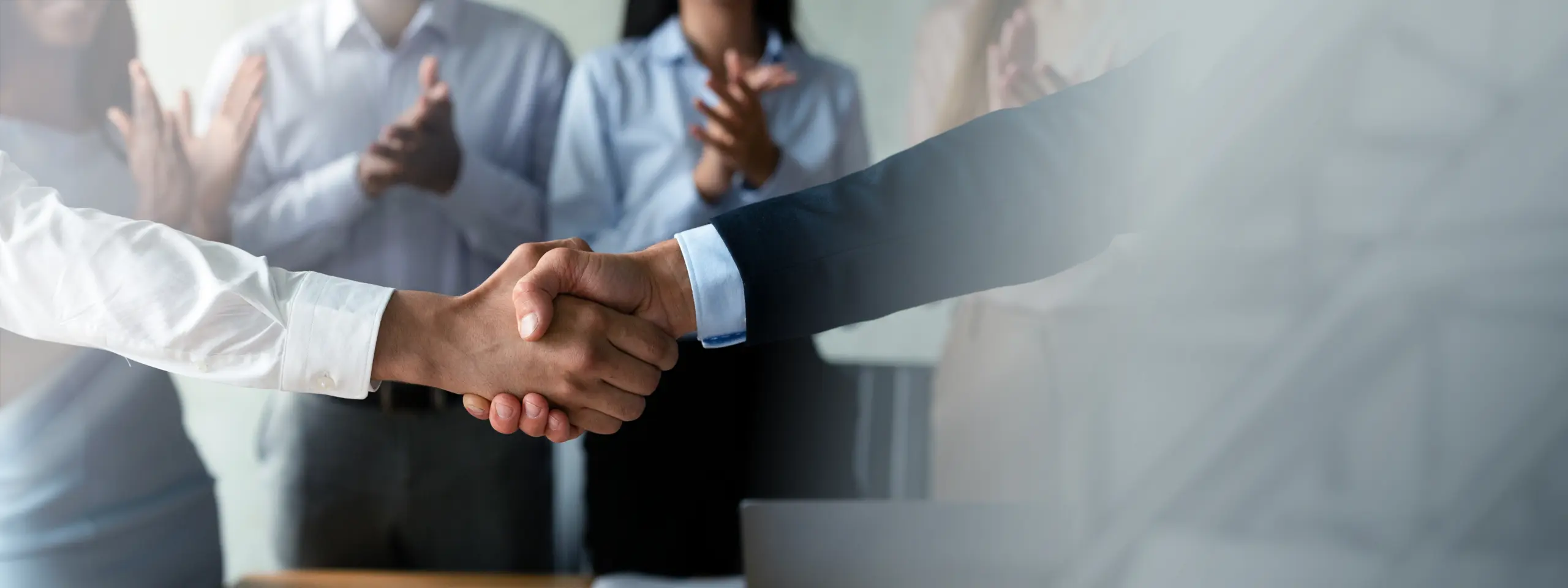 Ferme maar coöperatieve handdruk bij het afronden van een onderhandeling, symbool voor sterke deals en duurzame samenwerking in B2B